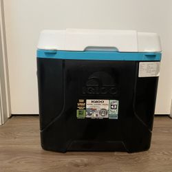 Igloo 30 QT (28L) Rolling Cooler | Igloo Latitude Quantum 30 Roller