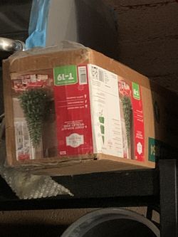 Brand New Christmas Tree Pre Lit 6ft Tall