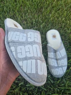 UGGS slippers