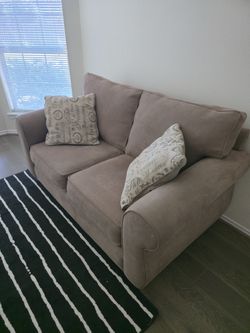 Comfortable Brown Loveseat with Pillows – Great Condition