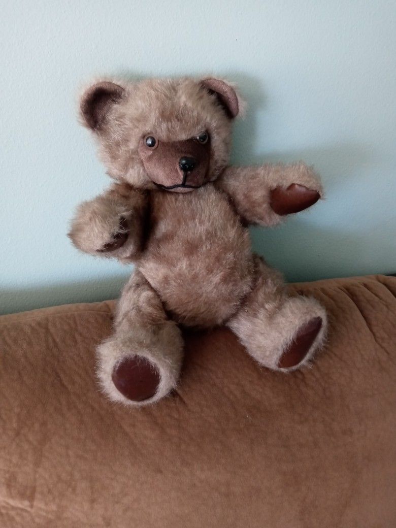 Bear with movable arms and legs