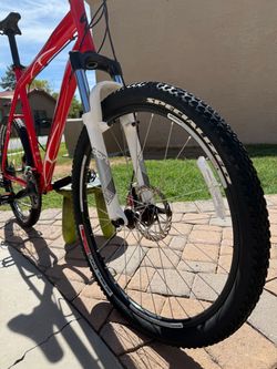SPECIALIZED Rockhopper's M4 Mountain Bike, 26" Tires, Disc Breaks, Light Aluminum Frame Beautiful