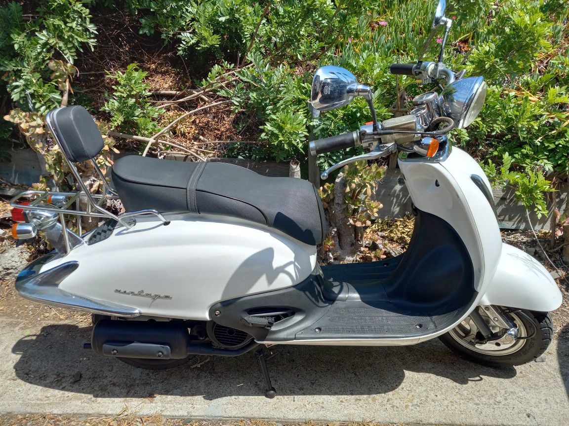 Photo Lance Classic150cc Scooter With Low Miles