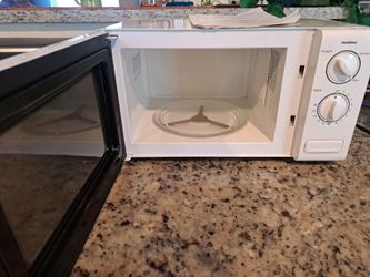 Countertop microwave white, works great and very Clean ...$30...Near Tropicana and jones