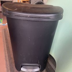 Rubbermaid Kitchen Garbage Can