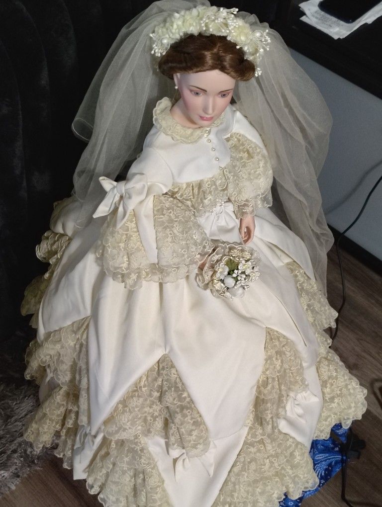 Bridal Victoria & Albert Museum By Franklin Mint 24" Porcelain Doll