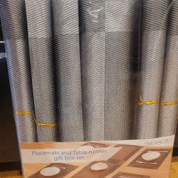 Tabke Runner/placemat Gift Box Set