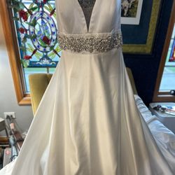 Beautiful Braided Back Bridal Gown With Pockets For Women Sizes18-22!