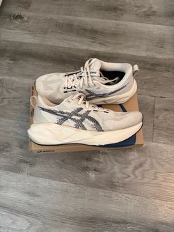 Asics Novablast 5 - Men Size 8