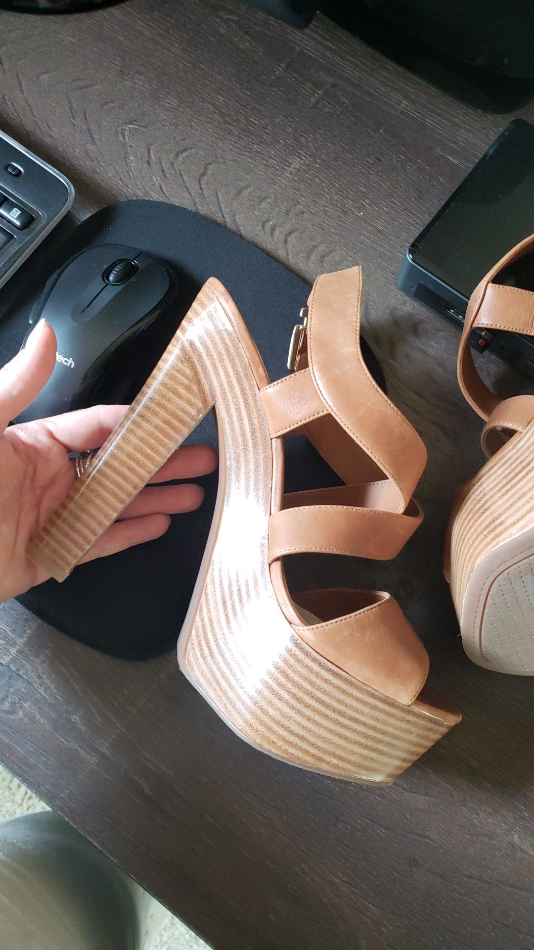 Jessica Simpson tan heels wedges size 8