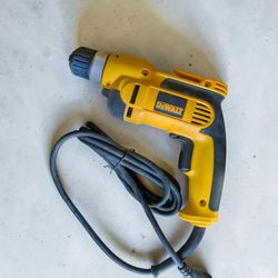 DeWalt 3/8" keyless chuck Drill + carry bag.                        ❌No Offers