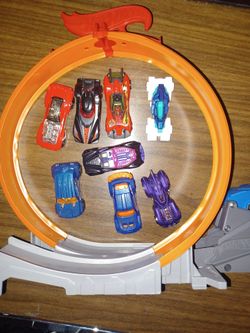 Small hotwheels track with 8 hotwheels cars.