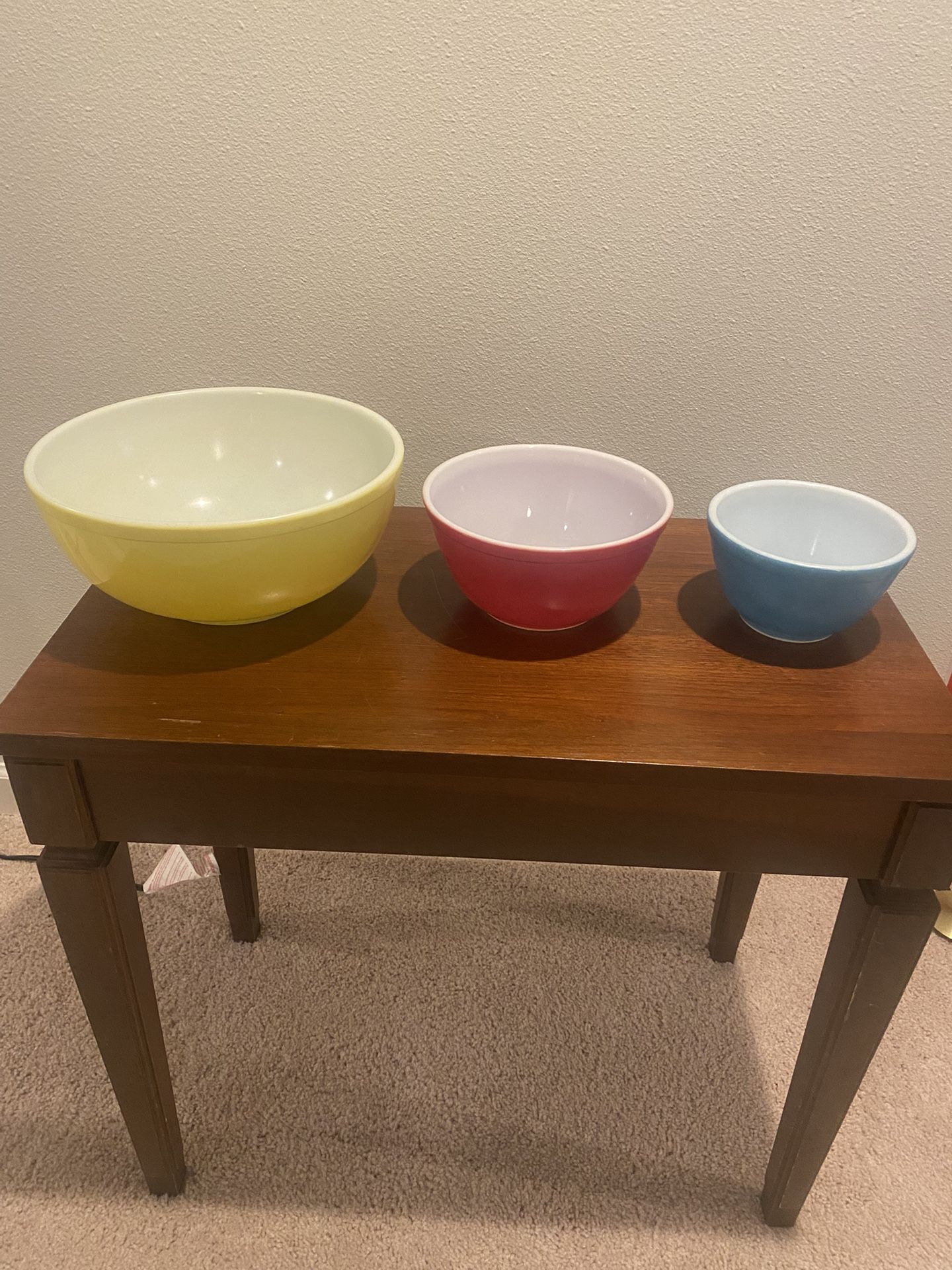 Very Nice Set Of 3  Vintage  Nesting Pyrex Mixing Bowls. 