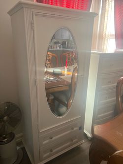 Dresser & vanity closet with 2 drawers