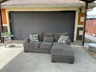 Beautiful grey sectional Great size for an ampartment 7ft5in x 5ft4in asking 400 super comfy