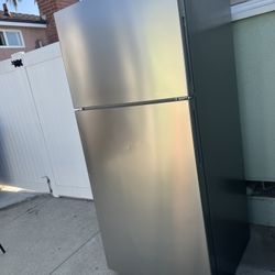 Avanti 18 Cu Feet fridge for sale