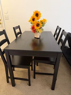 Dining room table and 4 chairs (good condition)