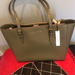 Marc Jacobs Leather https://offerup.com/redirect/?o=VG90ZS5OZXc= W/tag