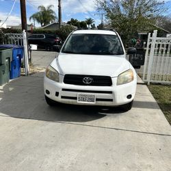 Toyota RAV4  2006. Blanca.  