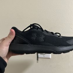 Mens surge 3 running shoes ,black , size 6