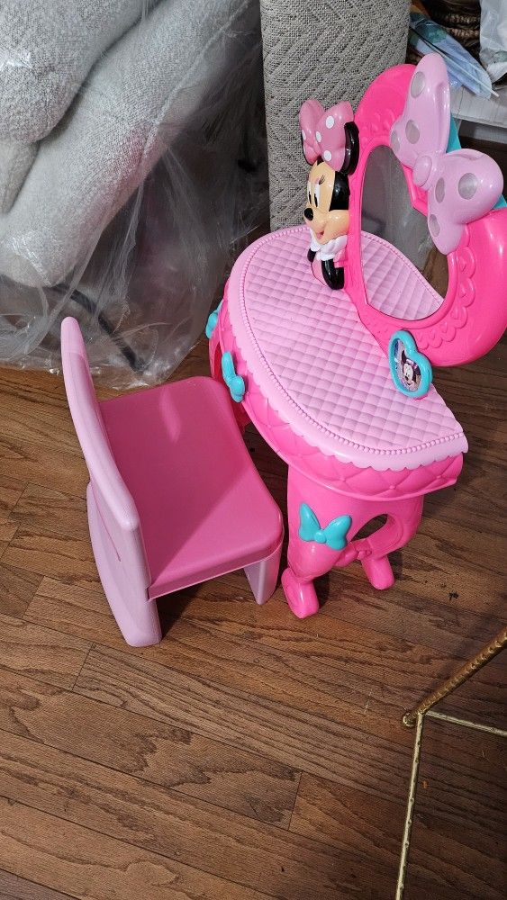 MINNIE MOUSE VANITY and Chair
