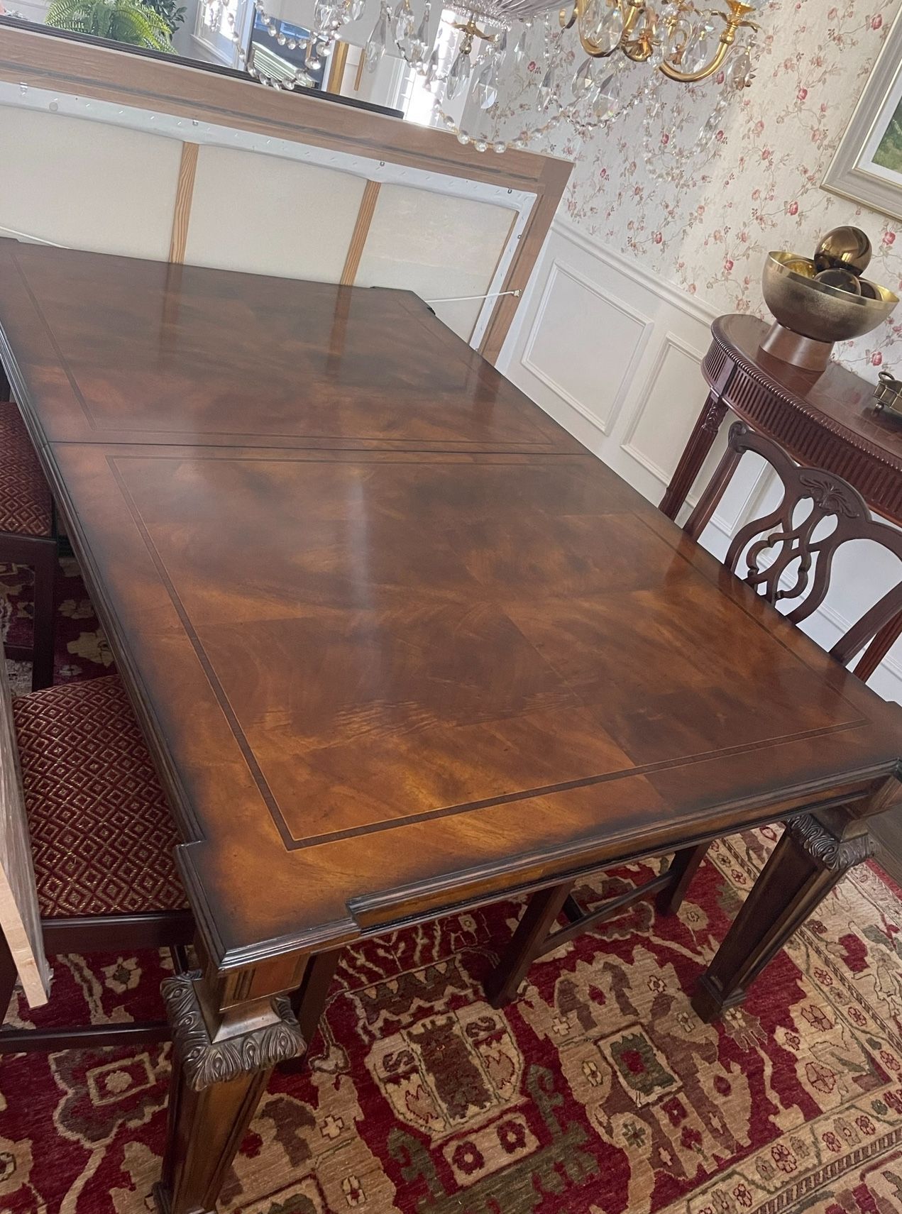 Beautiful Dinning Table With 6 Chairs And A Leaf 