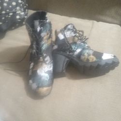 Zip Up The Side Ladies Boots $15 Size 5 And 1/2