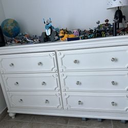 Solid Oak Wood 6-Drawer Dresser – Excellent Condition