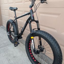 26"x4.0. FAT TIRES GRAVITY MENS MOUNTAIN BIKE. (XL). 2X8 SPEEDS. ALUMINUM. FRESHLY TUNE UP EXCELLLENT CONDITION 👌🏼
