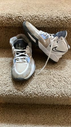 Nike Kyrie  White And Blue Size 4 Y