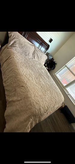King Size Quilt And Pillow Shams 
