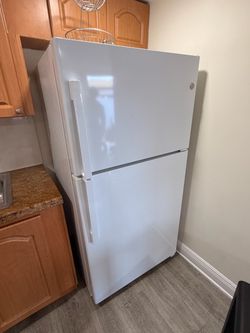GE Refrigerator – Clean & Great Condition