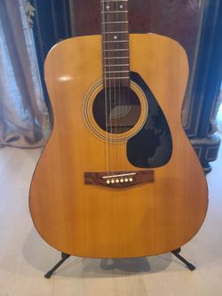 Yahama acoustic guitar F310