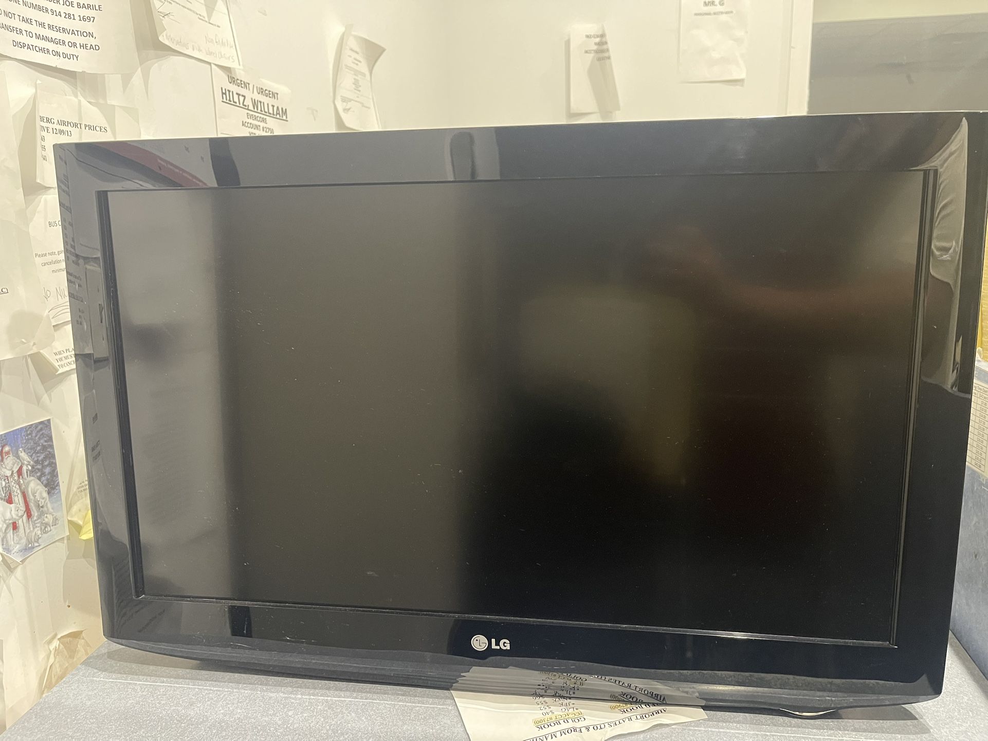 LG 32” LCD HDTV – Model 32LH250H