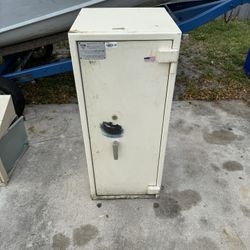 🔒 Keep valuables secure with our Heavy Duty Commercial Gun  Safe!