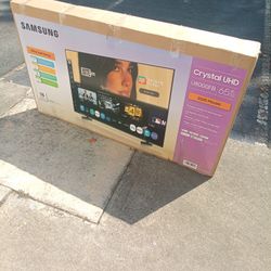 -Read Info- New 55 In. Samsung Crystal 8 Series 4k Smart TV W/Remote