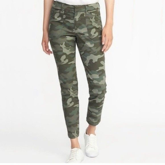 Ladies Old Navy Camo Pixie Pants