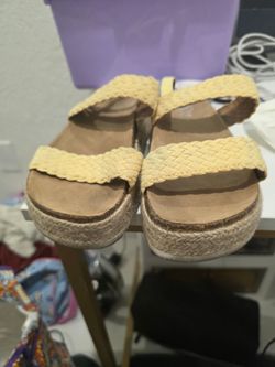 GIRL SHOES SIZE 2 IN PERFECT CONDITION
