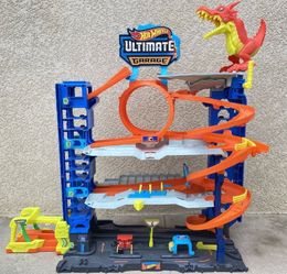 Hot Wheels Ultimate Garage Playset with Dragon, 1:64 Scale, Multicolor