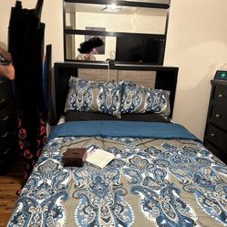 Full Size Storage Bed With 4 Storage Draws On Each Side 