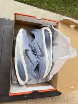 NIKE Vomero Plus
