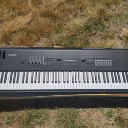 Yamaha MX88 Synthesizer 