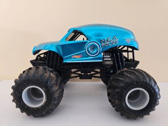 Monstwr Jam Hot Wheels 1:24 scale NEA Police monster truck