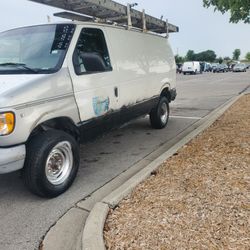 Se Vende   V 8 Vantritonj