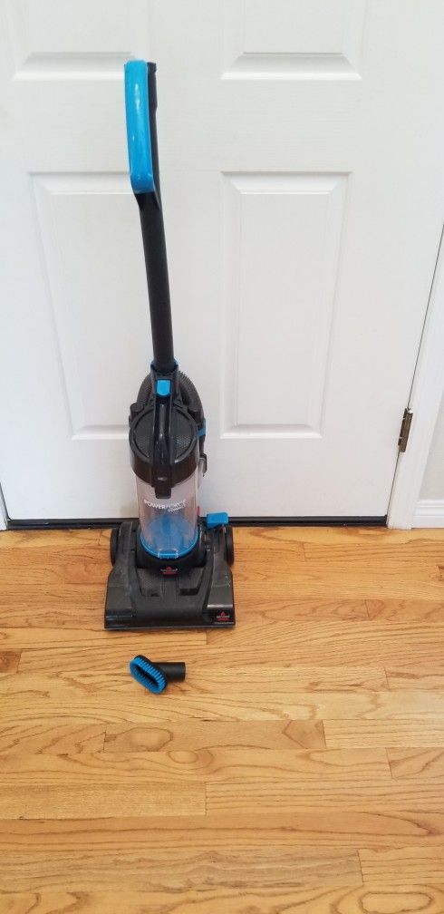 BISSEL VACUUM WITH COMPLETE ATTACHMENTS , AMAZING POWER SUCTION. , WORKS EXCELLENT , N THE BOX