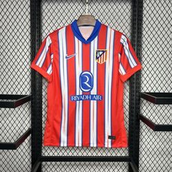 The Atlético Madrid away jersey for the 2024-2025 season features a striking design that stands out on and off the pitch. Dominated by a sleek black b