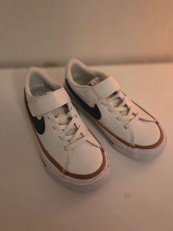 Boys Kids size 11 Nike sneakers