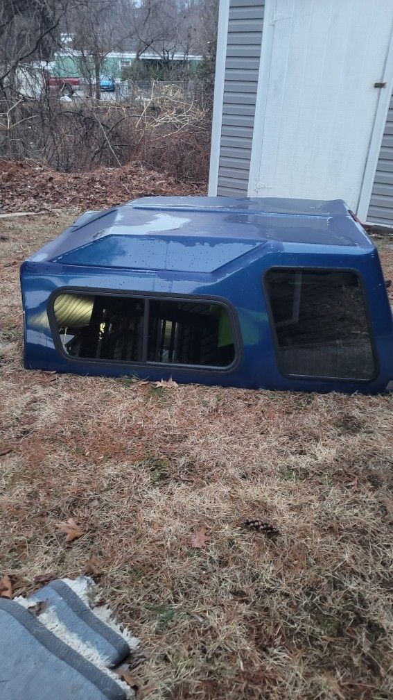 Camper For Toyota Tacoma 6 Feet the door glass is broken