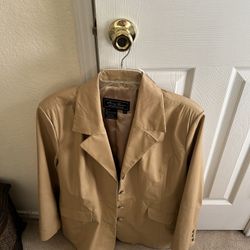 like new women leather jacket size 1xl biege color 