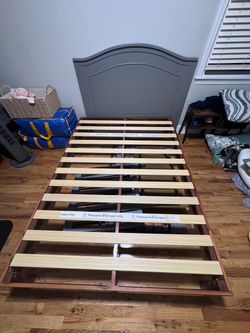Bed Frame-LIKE NEW- Queens size Zinus Alexis Deluxe Wood Platform Bed Frame, No Box Spring Needed.